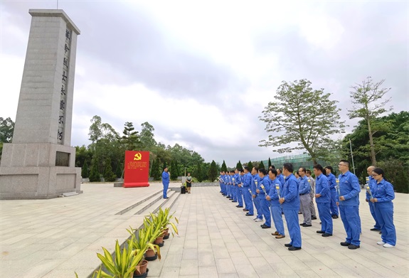 刘阳书记率领队伍缅怀先烈 (3).jpg